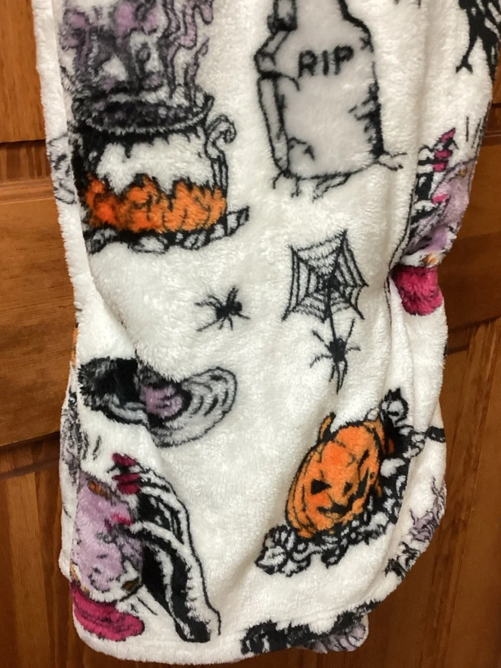 Spooky Hollow Super Soft Halloween Blanket z🎃